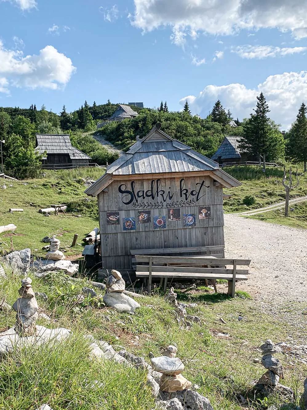 Sladki kot — Sommer-Imbiss von AlpineResorts auf dem Weg zur Hirtensiedlung