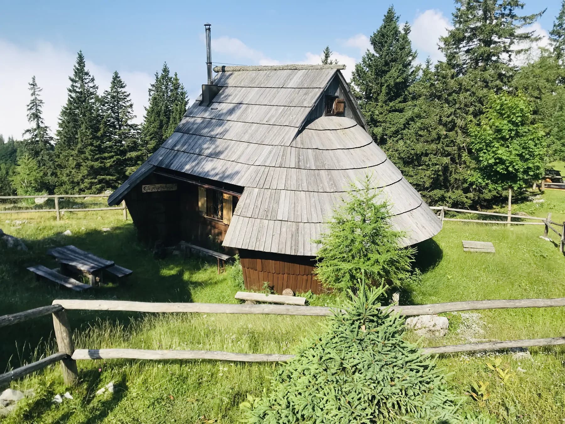 Pastirska koča AlpineResorts v jutranji sončni svetlobi na Veliki planini