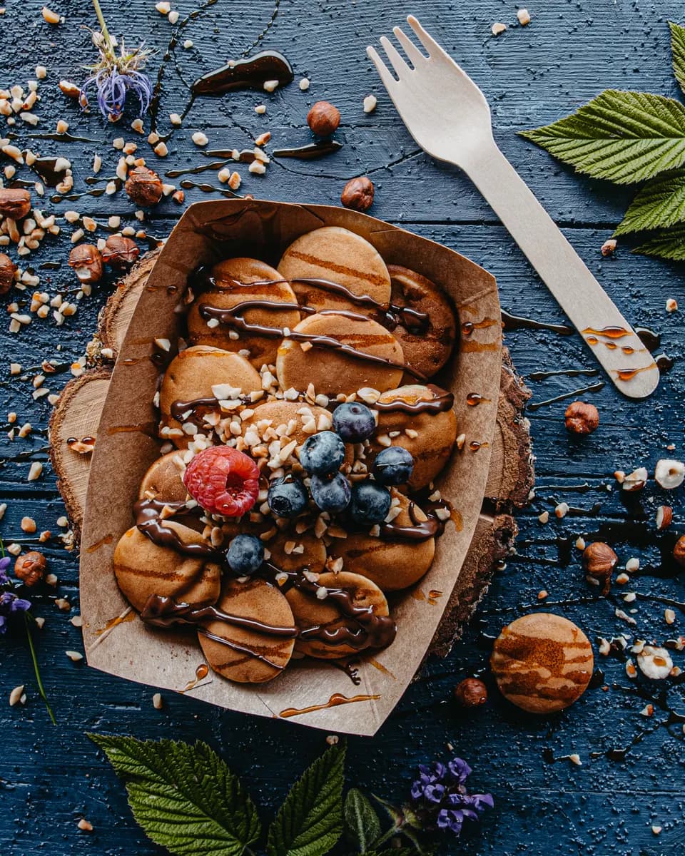 Fluffige Pfannkuchen mit Waldbeeren und Schokolade